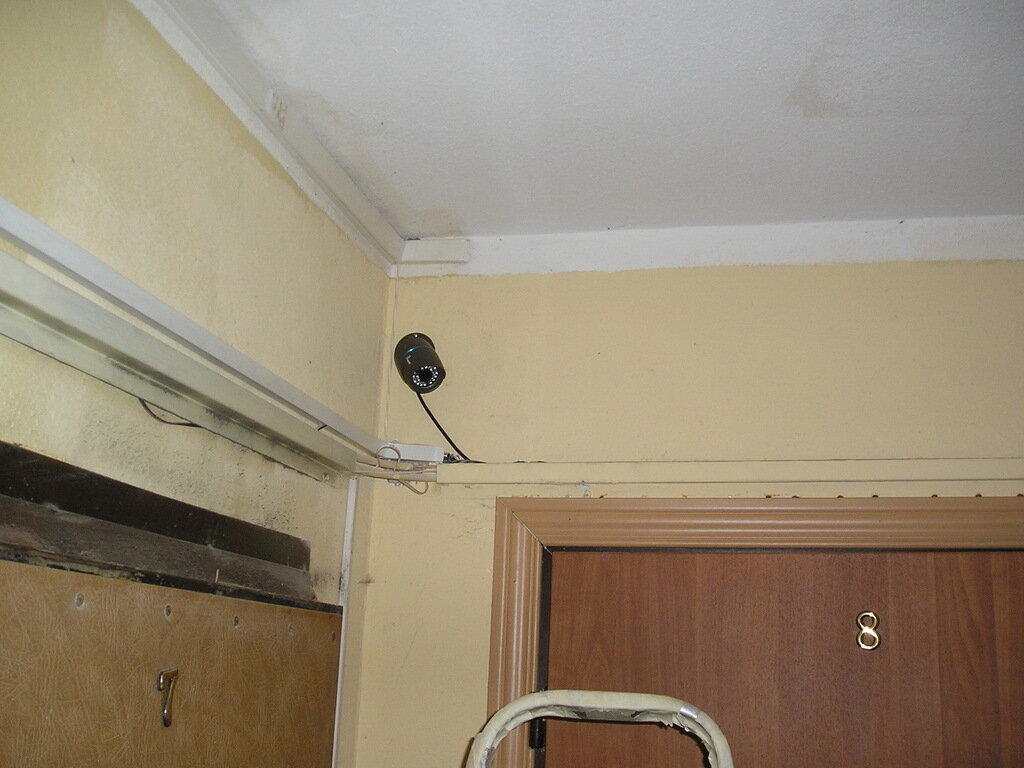 Два соседа по тамбуру установили видеокамеры, а потом подали в суд друг на друга. И оба - пожалели об этом!
