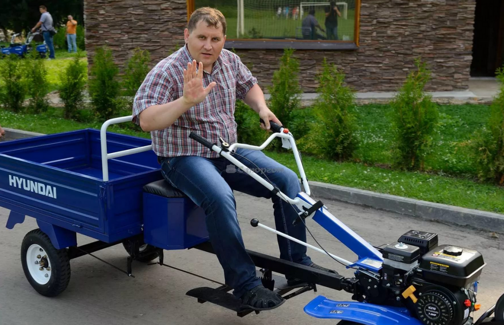 Пьяный мужик управлял мотоблоком с прицепом. Его арестовали на 10 суток. Но суд сказал, что пьянчуга может ездить на мотоблоке