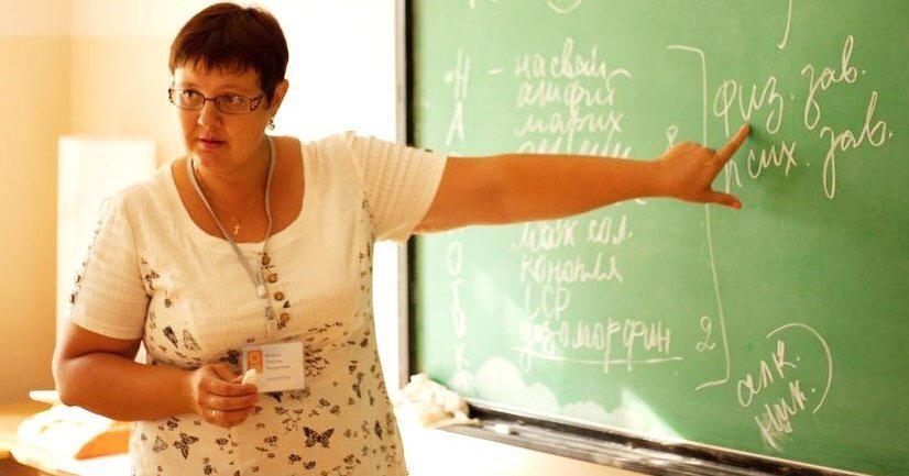 Школьник сфоткал учительницу и за это его матери пришлось компенсировать моральный вред