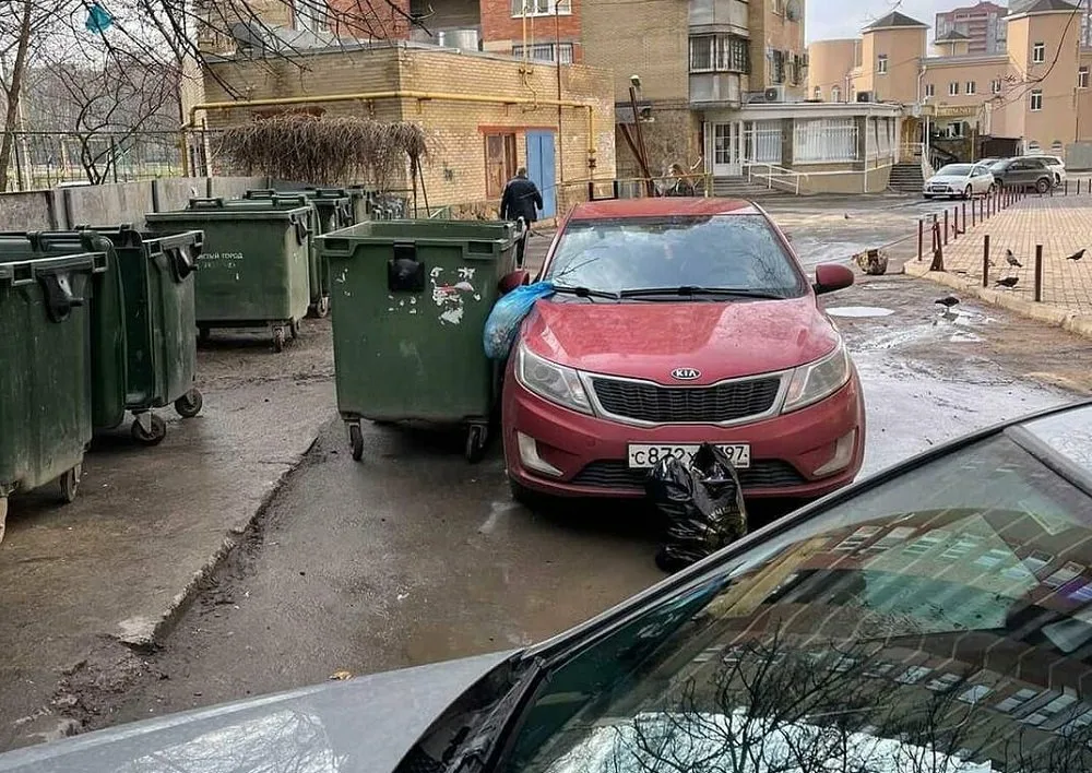 Припарковал автомобиль во дворе дома и в него выехал мусорный жбан. Суд сказал - это нормально
