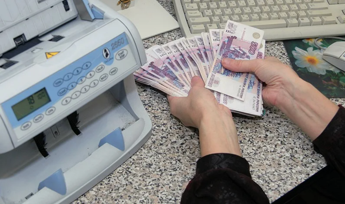 Женщина получила ошибочно на 100 тыс. руб. больше процентов по вкладу и за это её осудили