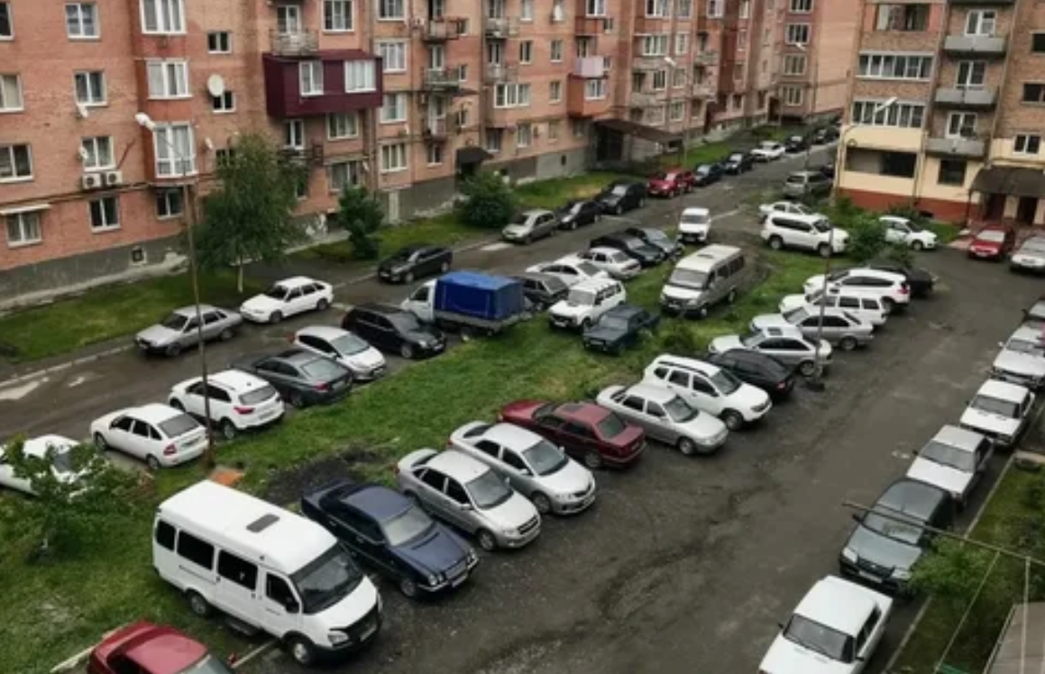 Автомобили припаркованы под окнами многоэтажки, жильцы против: что говорит закон